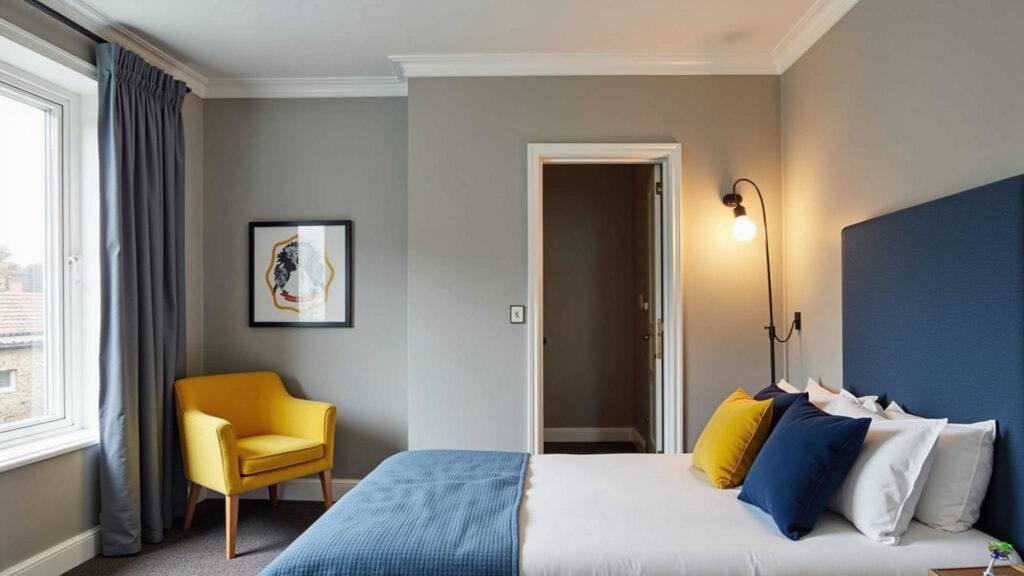 Quarto de menino moderno com paleta neutra e toques de azul e amarelo.