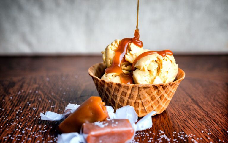 5 ingredientes e nada mais para fazer sorvete de caramelo salgado