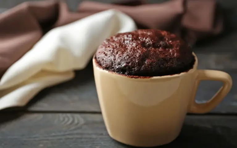 Bolo de caneca com 3 ingredientes e pronto em 90s