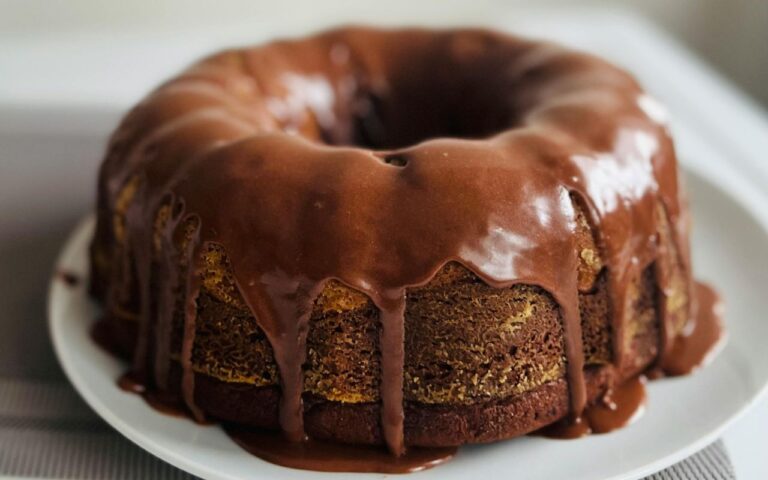 Bolo de chocolate em 15 minutos e com 3 ingredientes; aprenda a fazer