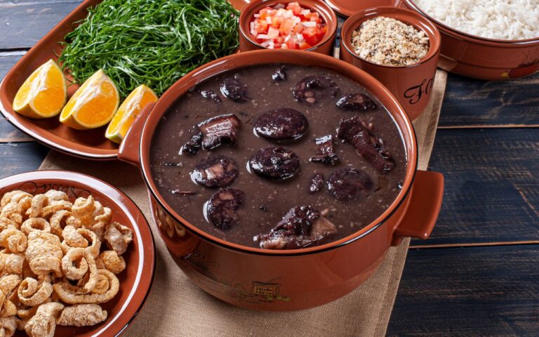 A feijoada ‘de calor’ que não pesa e você come sem culpa