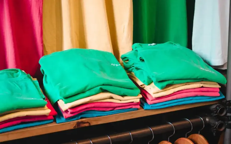 Dobre a roupa assim para ter muito espaço no armário