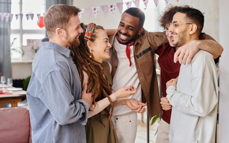 Solteiro e feliz? Psicologia diz que você precisa ter estes amigos
