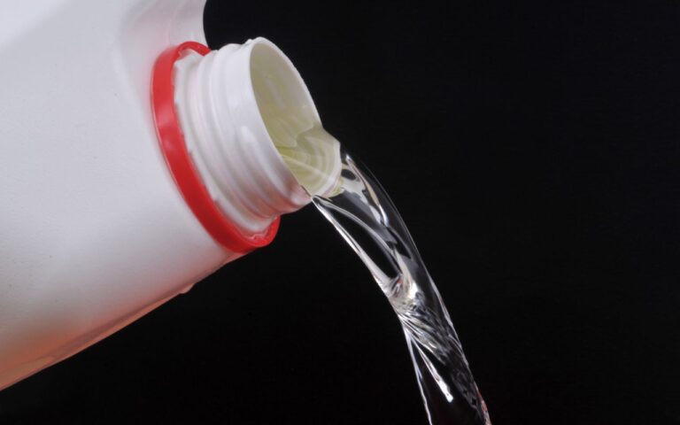 A bomba-relógio que você cria ao limpar a sua casa com água sanitária