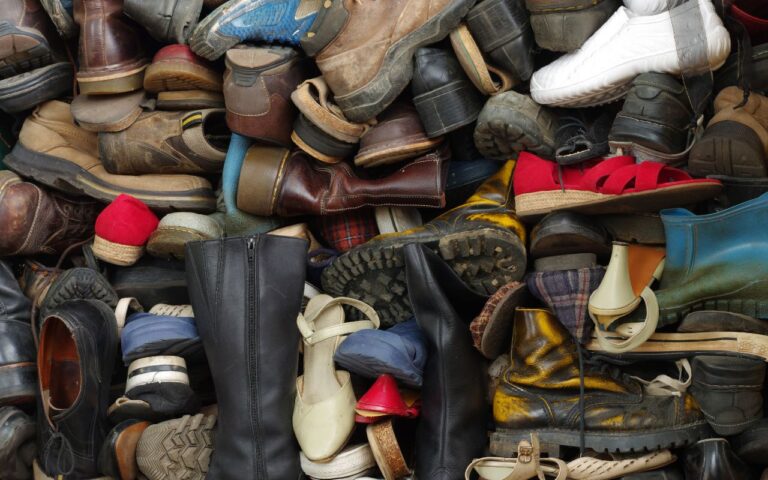 O sapato de 25 anos que você jurou odiar é a nova obsessão da moda