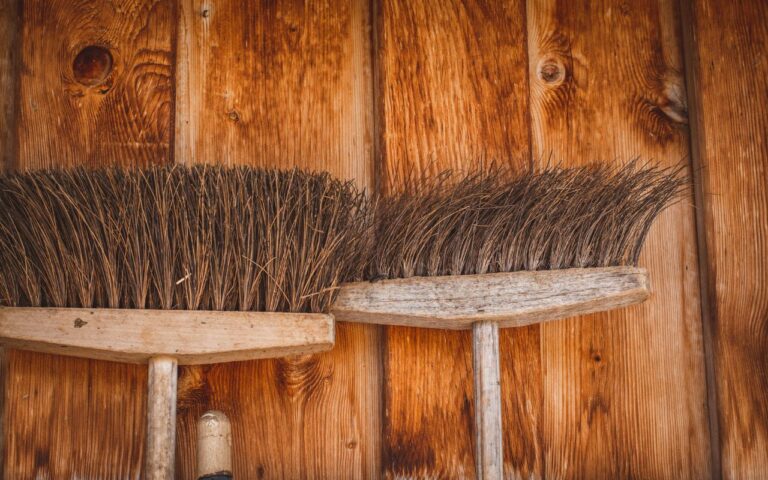 O truque com água quente que ressuscita sua vassoura ‘descabelada’