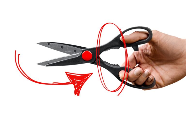 Para que serve o buraco com serrinha na sua tesoura?