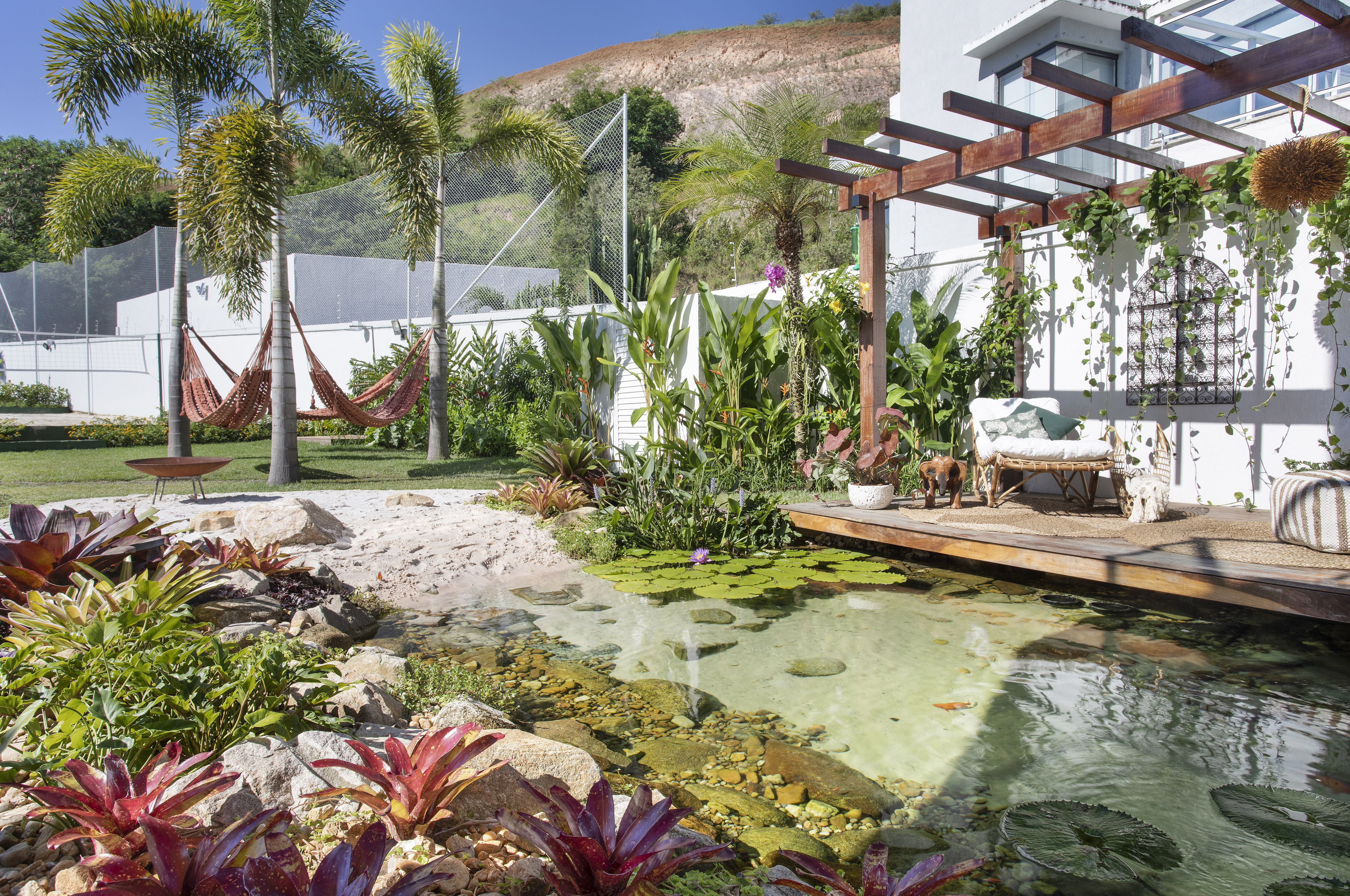 Jardim tropical de 900m² tem lago de ...