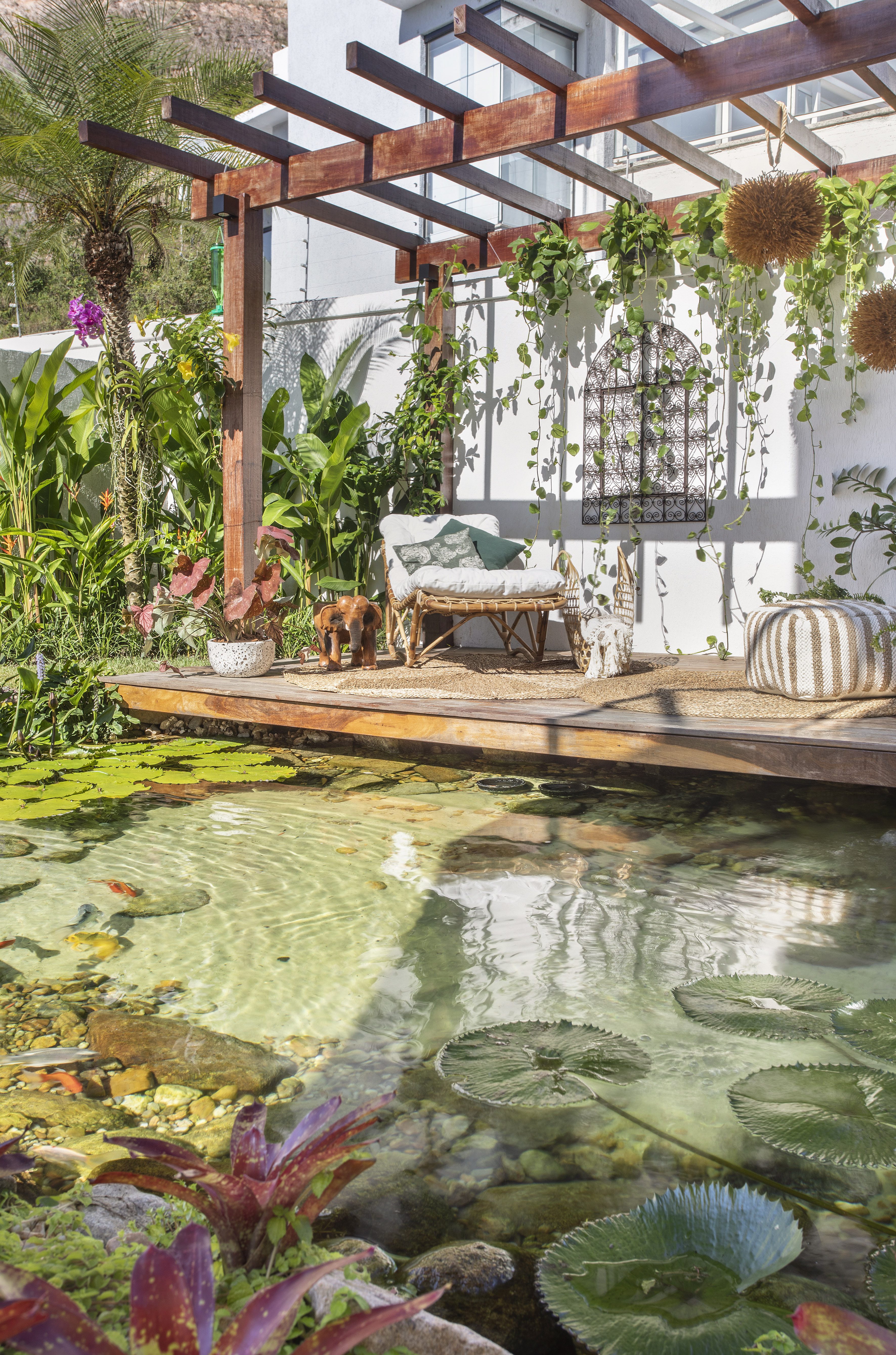 Jardim tropical de 900m² tem lago de ...