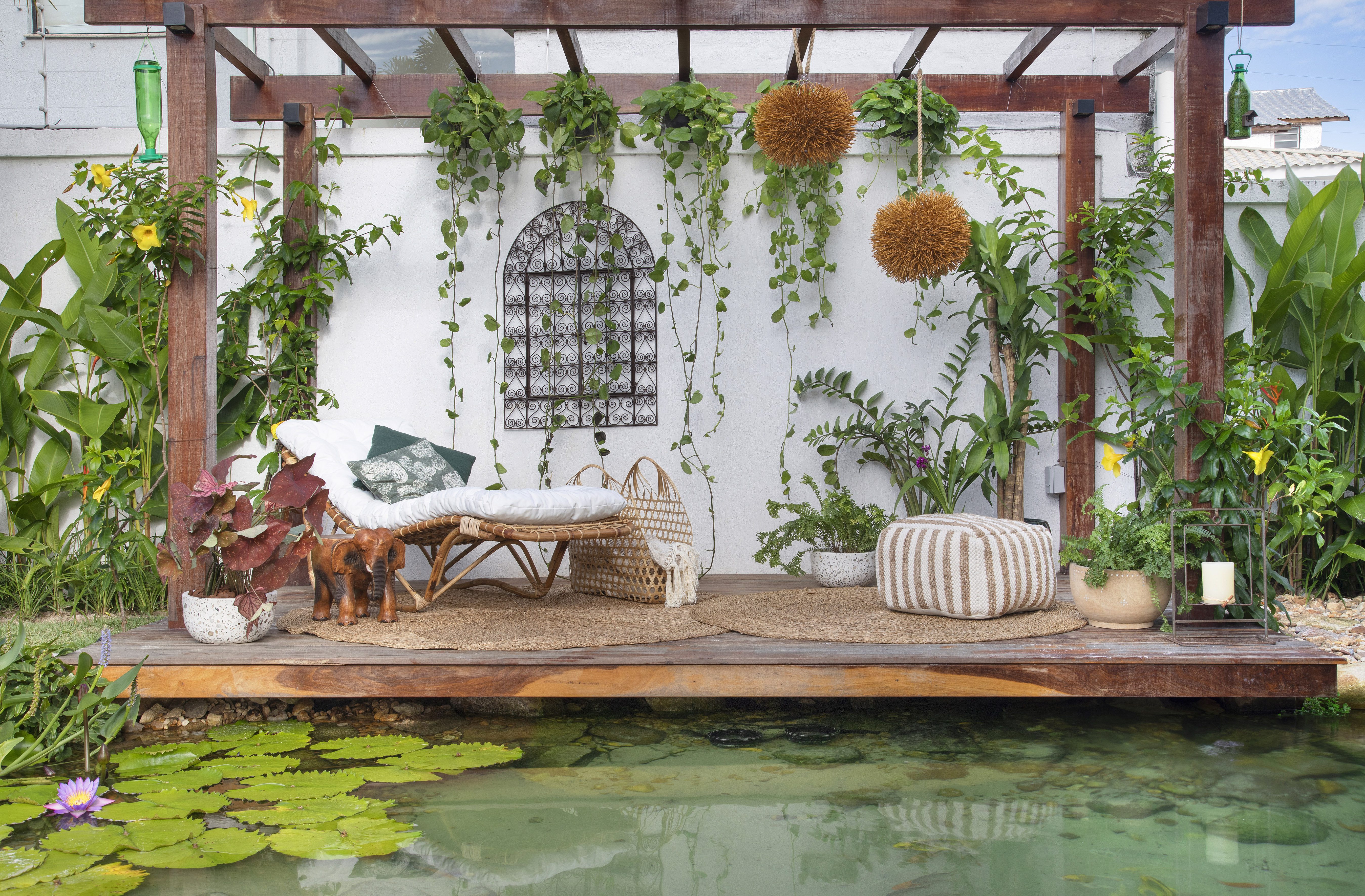 Jardim tropical de 900m² tem lago de ...