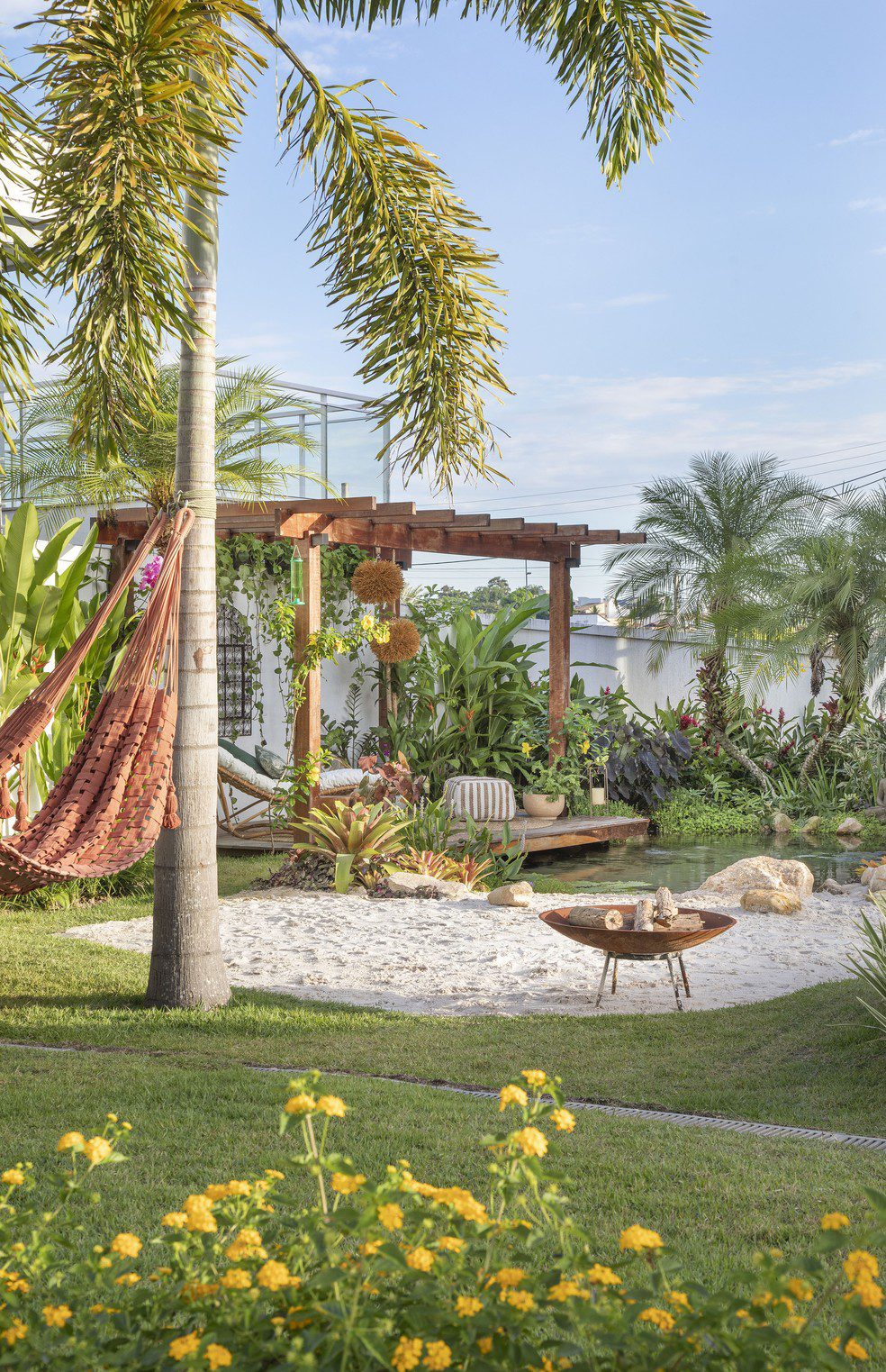 Jardim com lago artificial promove ...