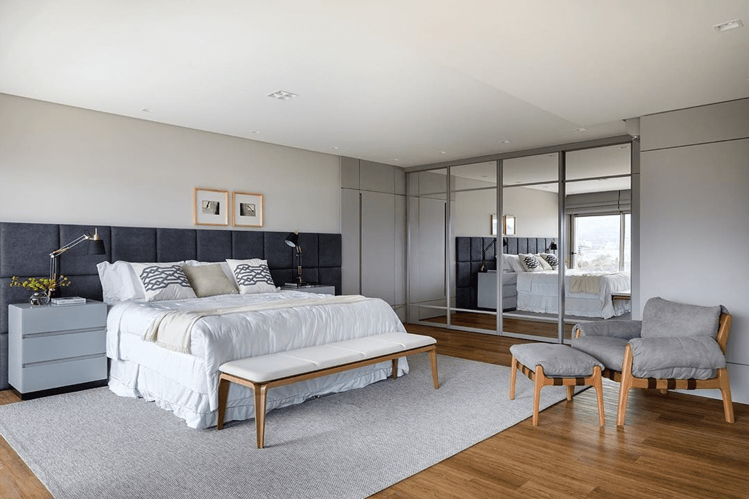 Quarto de casal com cores neutras ...