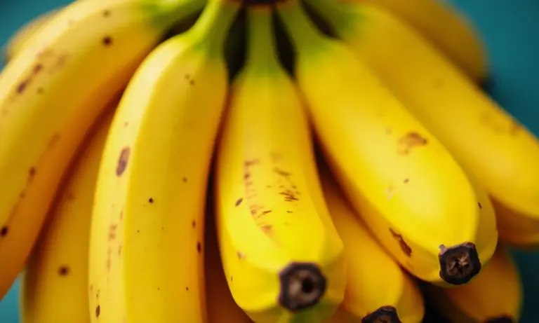 Bananas amarelas com algumas áreas marrons em cozinha brasileira vibrante.