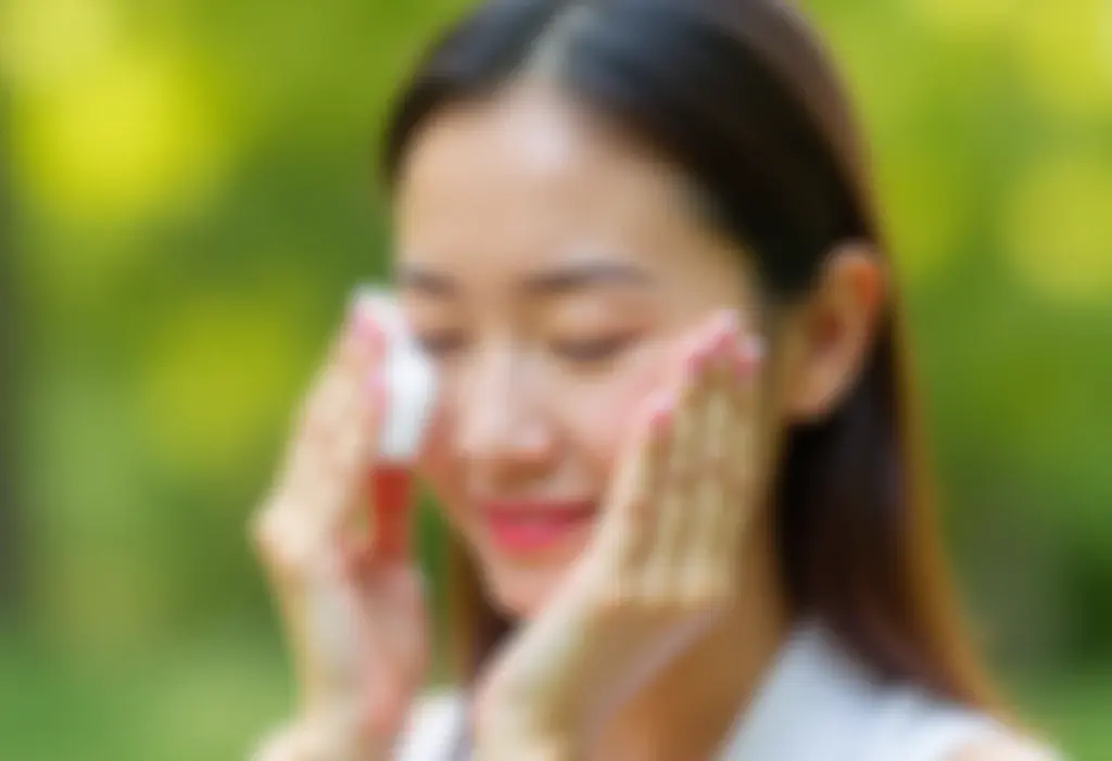 Mulher aliviando olhos cansados com compressa natural.