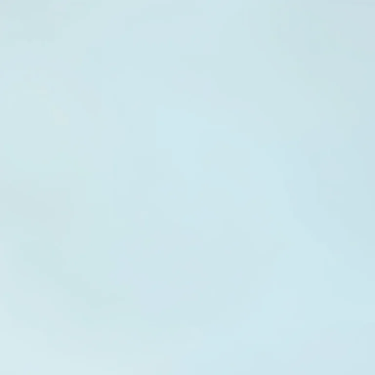 Produtos de limpeza específicos para telas versus pano de microfibra e água destilada.