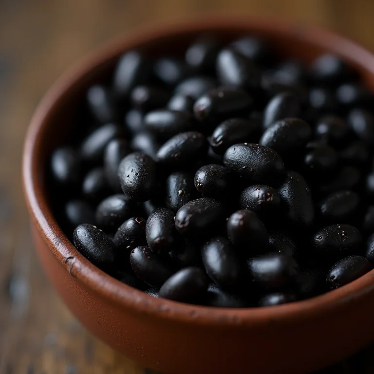 Feijão preto cozido perfeitamente em uma tigela rústica.