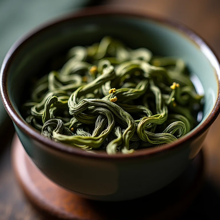 Folhas de chá Oolong (chá azul) em uma gaiwan.