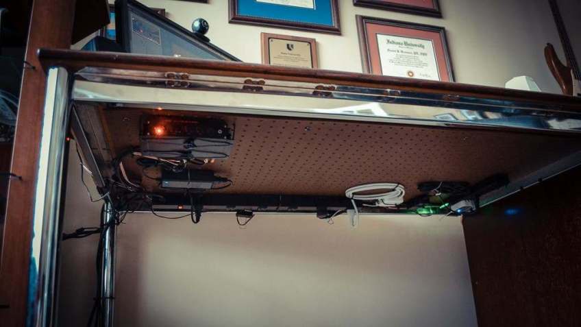 Dica 7: Clipes de Silicone na Mesa: Carregamento Sempre à Mão - inspiração 1