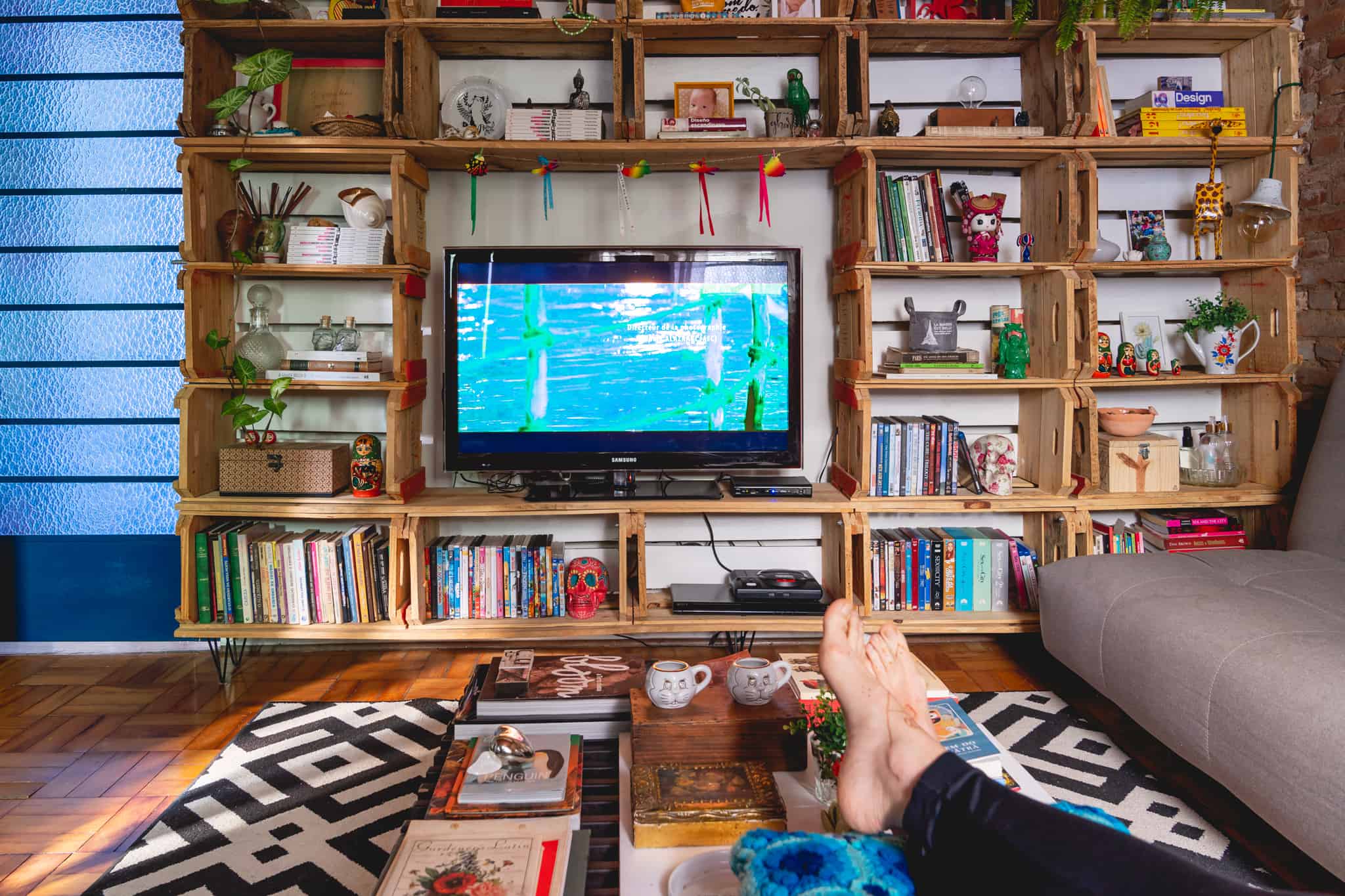 Estante Minimalista: Menos é Mais com Caixotes - inspiração 1